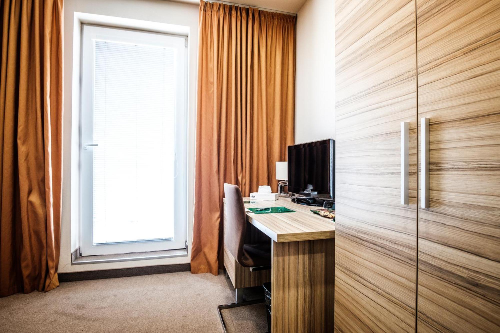 Hotel Deluxe With Free Wellness And Fitness Centrum Нитра Стая снимка