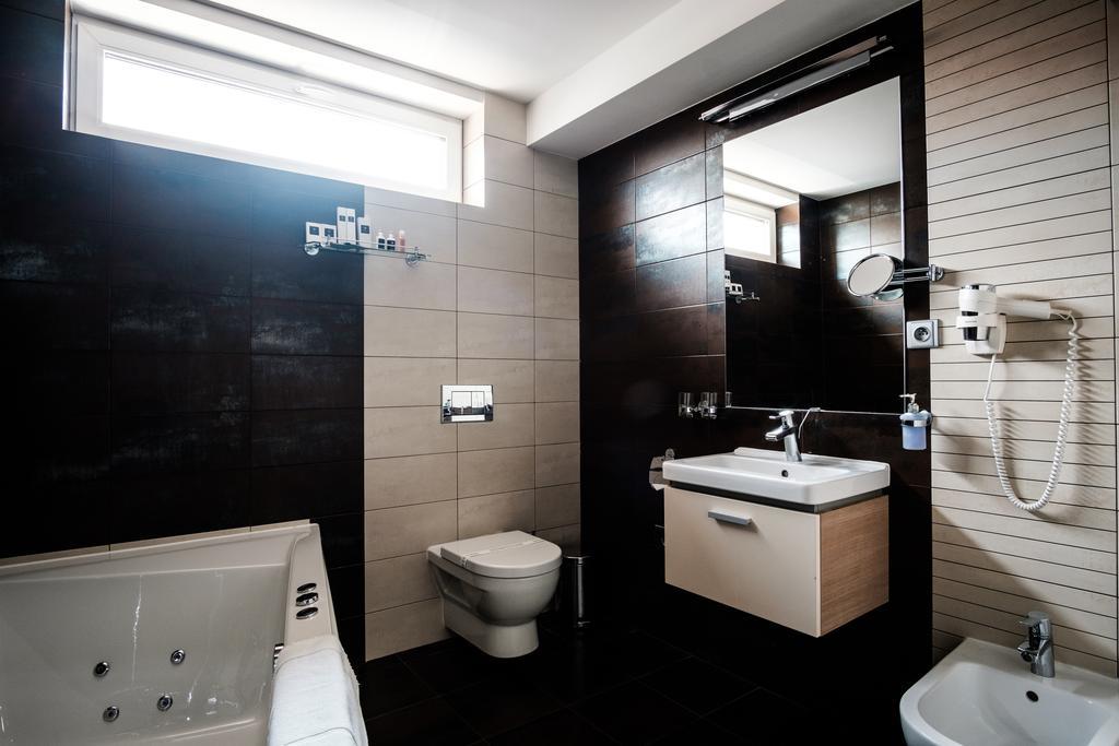 Hotel Deluxe With Free Wellness And Fitness Centrum Нитра Екстериор снимка