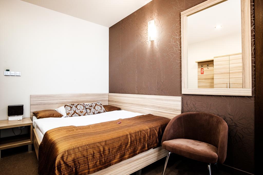Hotel Deluxe With Free Wellness And Fitness Centrum Нитра Стая снимка